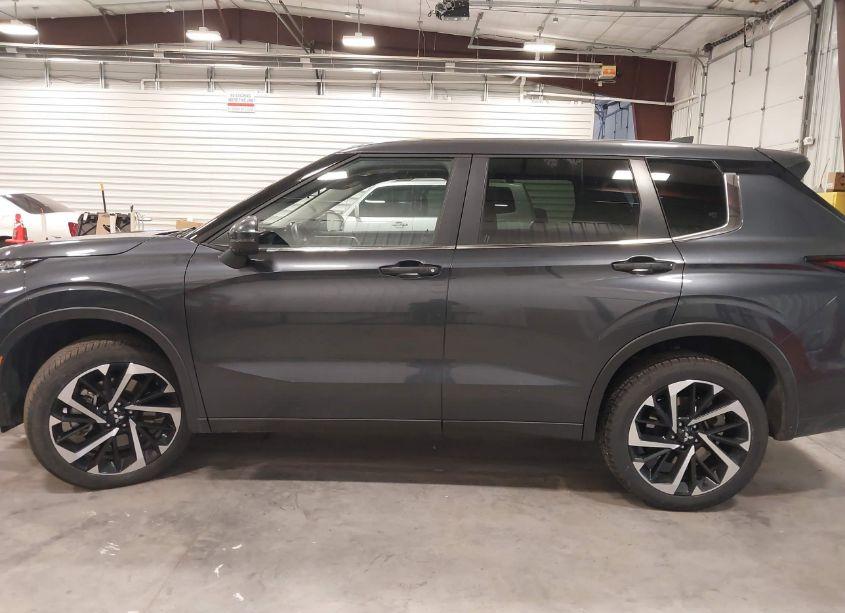 Photo 14 of 2024 Mitsubishi Outlander SE 2.5 S-AWC/SE BLACK EDITION S-AWC/SE BLACK EDITION W/PANO ROOF S-AWC/SE RALLIART S-AWC (VIN JA4J4VA86RZ069580)