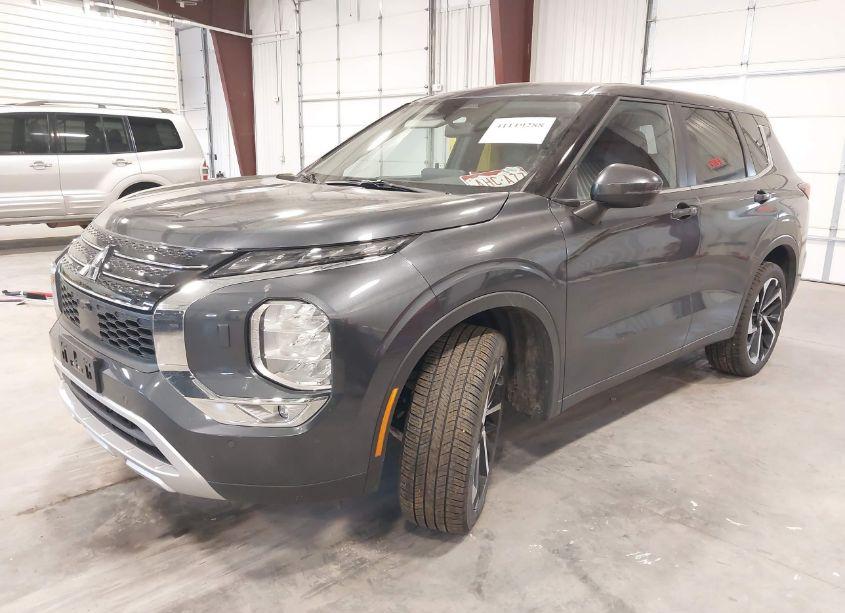 Photo 2 of 2024 Mitsubishi Outlander SE 2.5 S-AWC/SE BLACK EDITION S-AWC/SE BLACK EDITION W/PANO ROOF S-AWC/SE RALLIART S-AWC (VIN JA4J4VA86RZ069580)