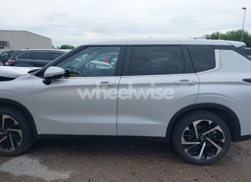 Photo 14 of 2024 Mitsubishi Outlander SE 2.5 S-AWC/SE BLACK EDITION S-AWC/SE BLACK EDITION W/PANO ROOF S-AWC/SE RALLIART S-AWC (VIN JA4J4VA88RZ062436)