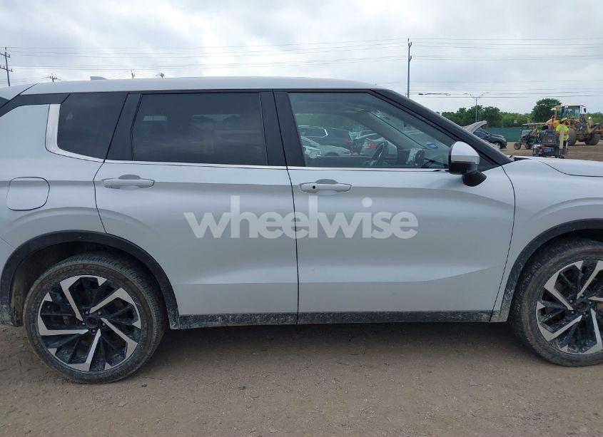 Photo 13 of 2024 Mitsubishi Outlander SE 2.5 S-AWC/SE BLACK EDITION S-AWC/SE BLACK EDITION W/PANO ROOF S-AWC/SE RALLIART S-AWC (VIN JA4J4VA8XRZ038199)