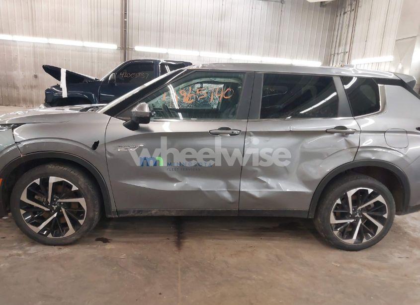 Photo 15 of 2024 Mitsubishi Outlander PHEV SE S-AWC (VIN JA4T5VA94RZ047432)