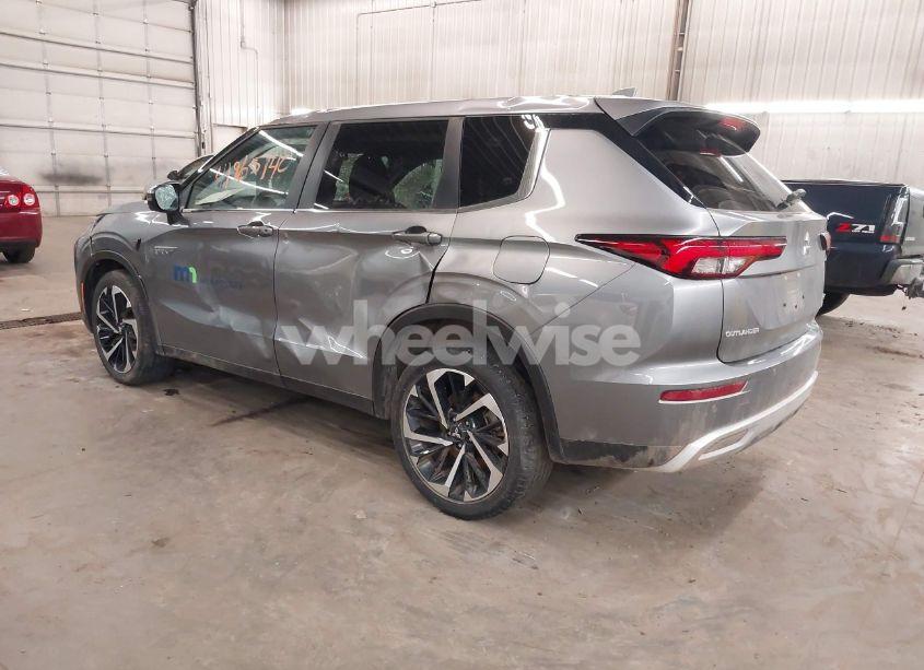 Photo 3 of 2024 Mitsubishi Outlander PHEV SE S-AWC (VIN JA4T5VA94RZ047432)