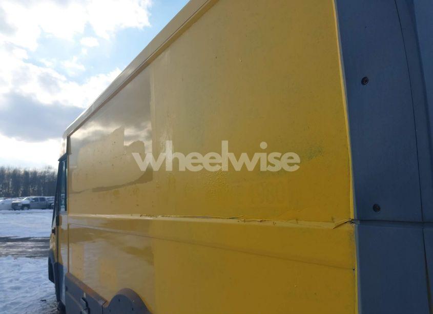 Photo 3 of 2017 Isuzu Reach N/A (VIN JALB4T177H7W00560)