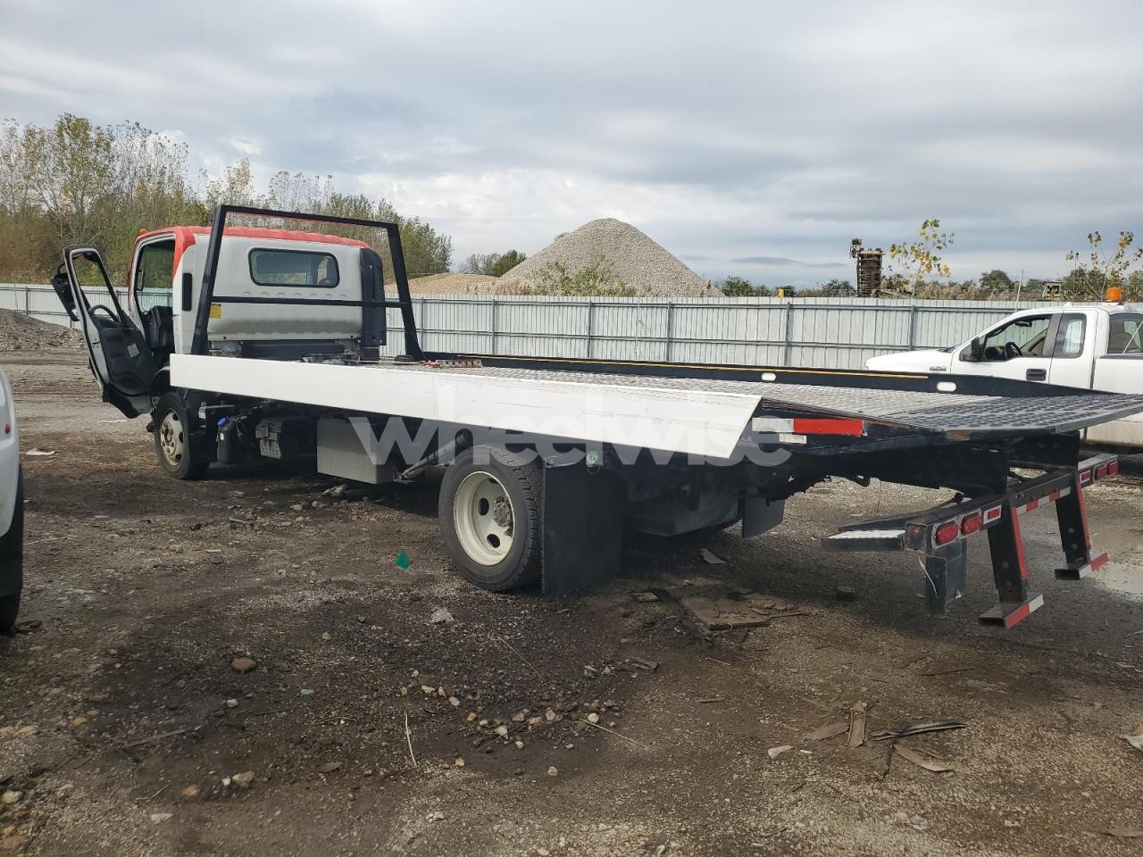 Photo 2 of 2021 ISUZU NRR (VIN JALE5W161M7301336)