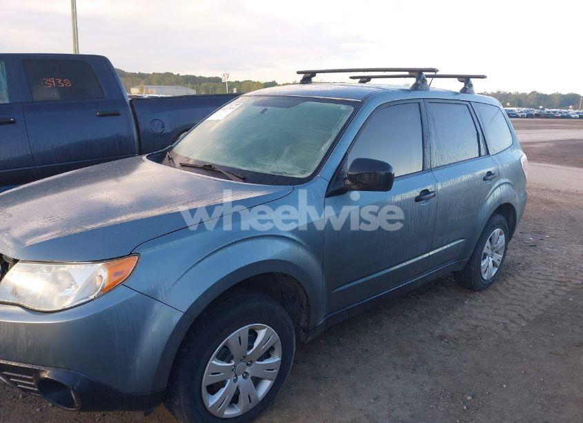 Photo 2 of 2013 Subaru Forester 2.5X (VIN JF2SHAAC3DG405476)