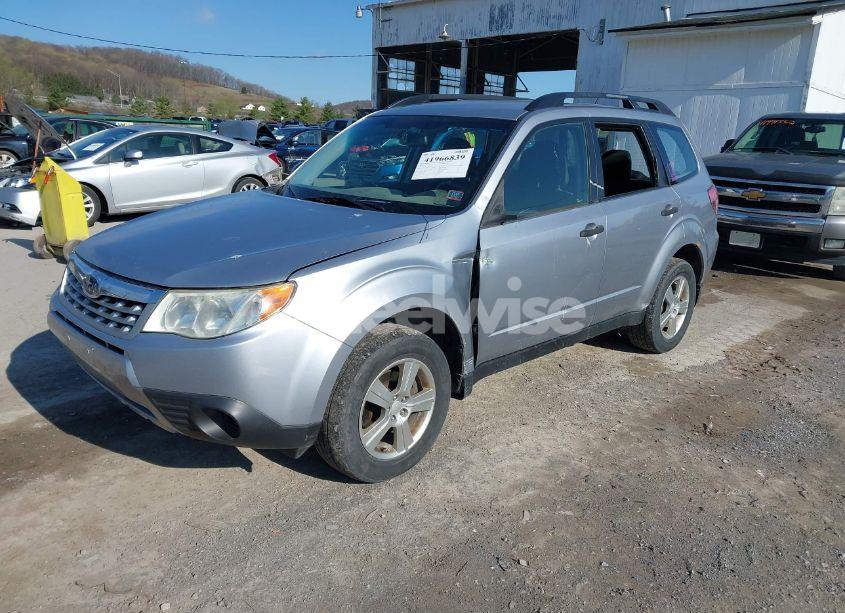 Photo 2 of 2013 Subaru Forester 2.5X (VIN JF2SHABC1DH424231)