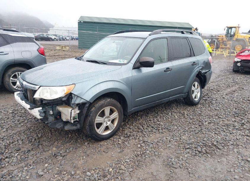 Photo 2 of 2013 Subaru Forester 2.5X (VIN JF2SHABC6DH405125)