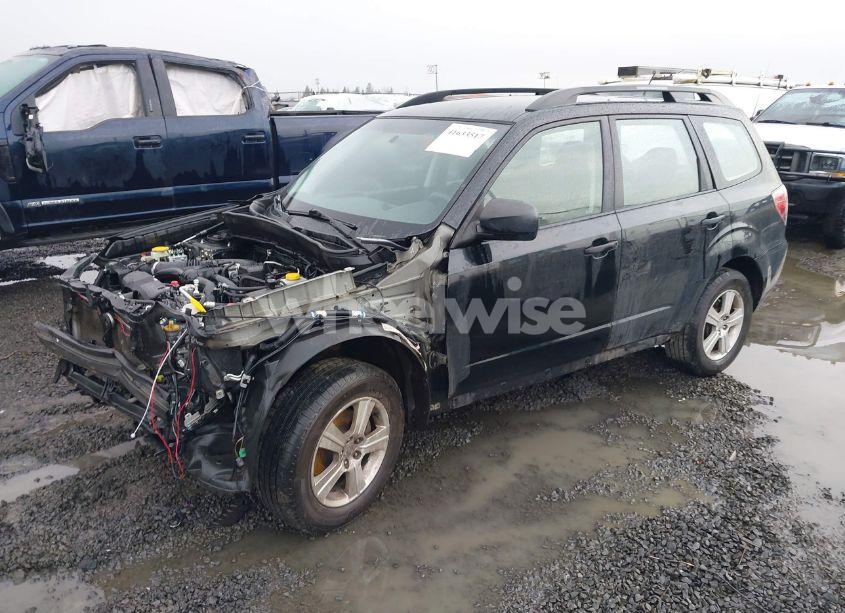 Photo 2 of 2013 Subaru Forester 2.5X (VIN JF2SHABC6DH426279)
