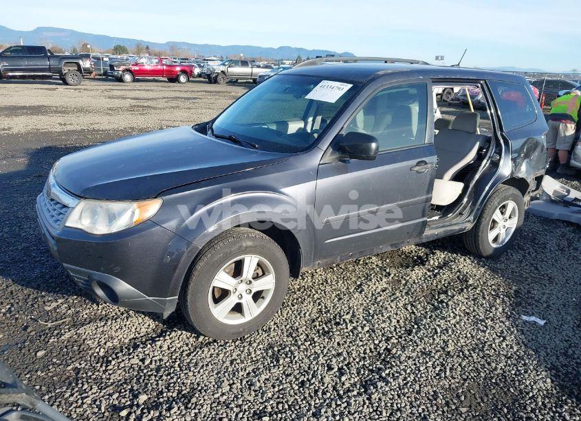Photo 2 of 2013 Subaru Forester 2.5X (VIN JF2SHABC9DH423053)