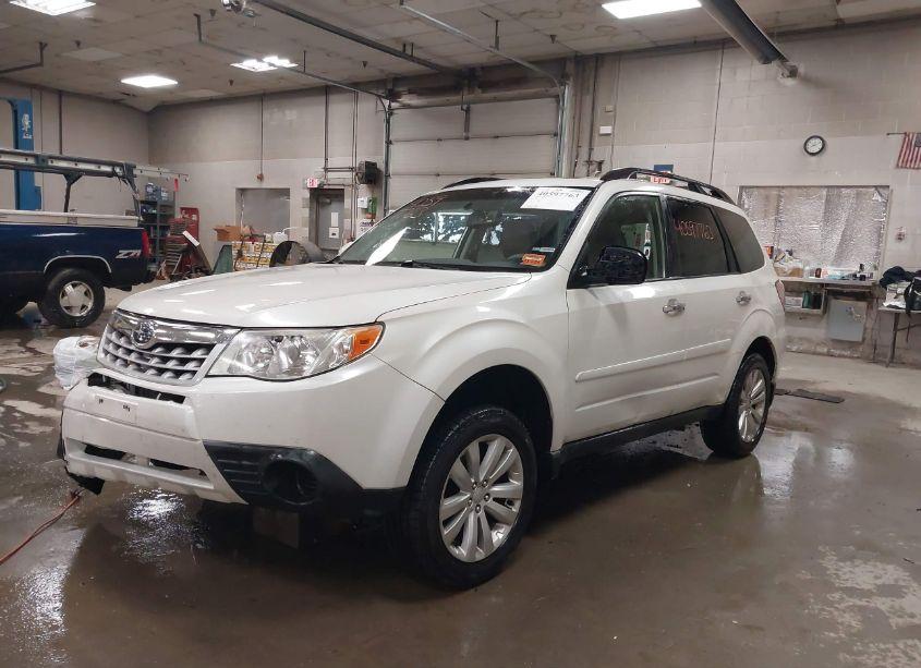 Photo 2 of 2013 Subaru Forester 2.5X PREMIUM (VIN JF2SHADC0DH436805)