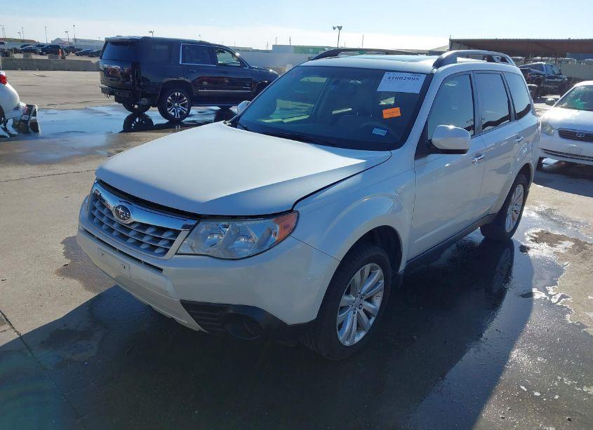Photo 2 of 2013 Subaru Forester 2.5X PREMIUM (VIN JF2SHADC5DH421877)