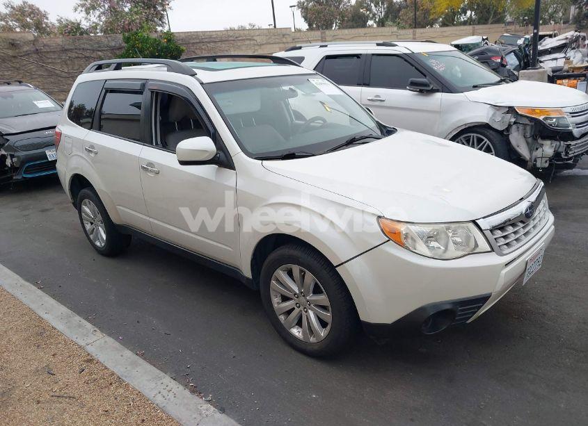 2013 Subaru Forester 2.5X PREMIUM (VIN JF2SHADC8DH422280) main photo