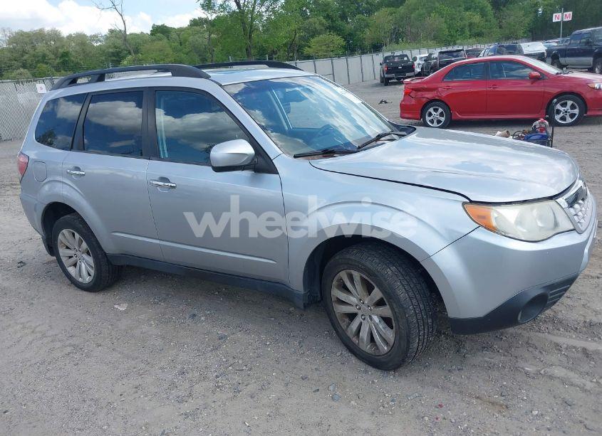 2013 Subaru Forester 2.5X PREMIUM (VIN JF2SHADC8DH443971) main photo