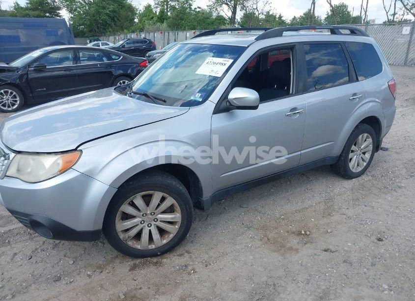 Photo 2 of 2013 Subaru Forester 2.5X PREMIUM (VIN JF2SHADC8DH443971)