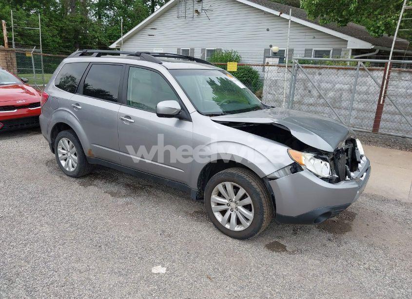 2011 Subaru Forester 2.5X PREMIUM (VIN JF2SHADCXBH754833) main photo