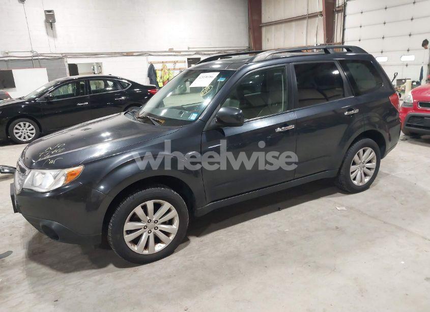 Photo 2 of 2013 Subaru Forester 2.5X LIMITED (VIN JF2SHAEC0DH439895)