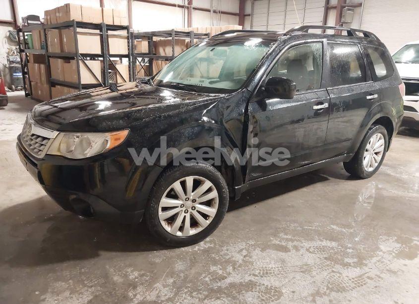 Photo 2 of 2013 Subaru Forester 2.5X LIMITED (VIN JF2SHAEC8DH402531)