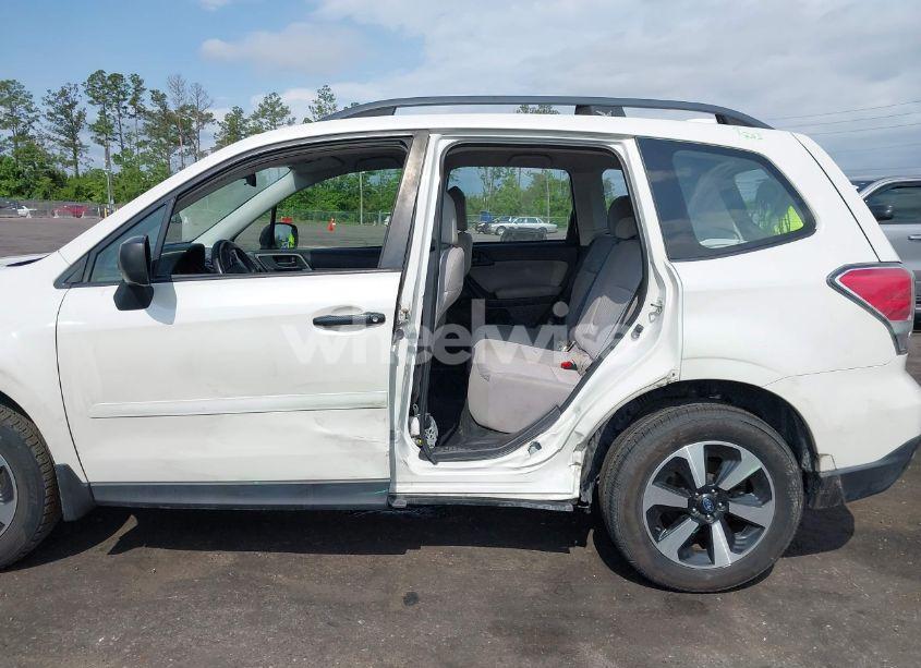 Photo 6 of 2018 Subaru Forester 2.5I (VIN JF2SJABC5JH444739)