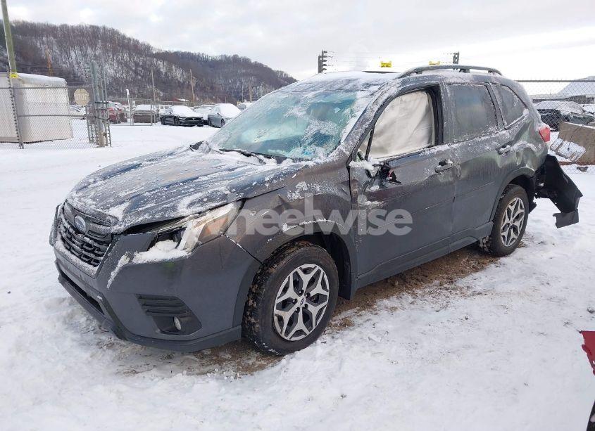 Photo 2 of 2024 Subaru Forester PREMIUM (VIN JF2SKADC3RH490267)