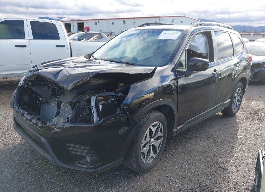 Photo 2 of 2023 Subaru Forester PREMIUM (VIN JF2SKADC5PH483690)