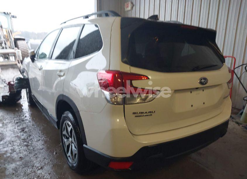 Photo 3 of 2024 Subaru Forester PREMIUM (VIN JF2SKADC5RH491467)