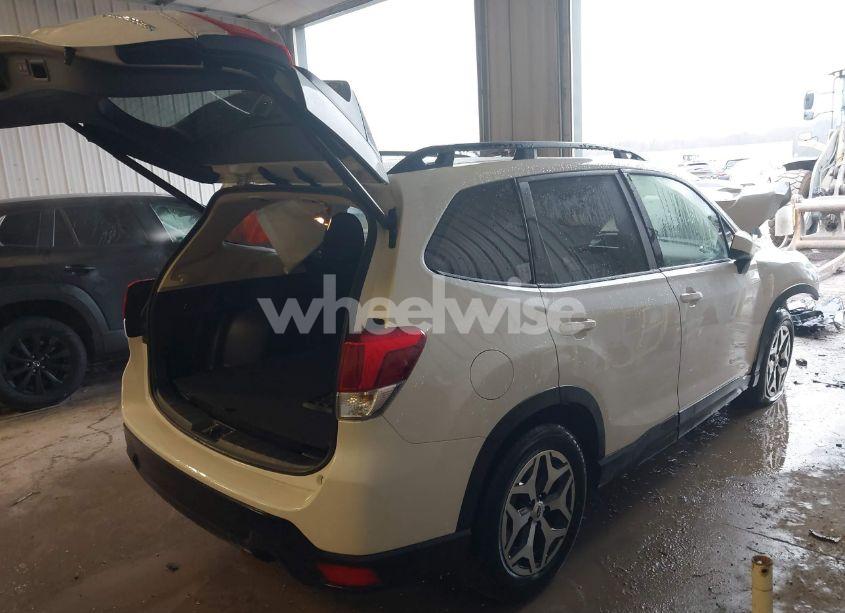 Photo 4 of 2024 Subaru Forester PREMIUM (VIN JF2SKADC5RH491467)