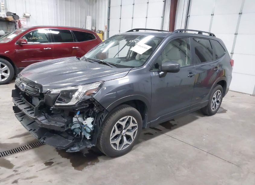 Photo 2 of 2024 Subaru Forester PREMIUM (VIN JF2SKADCXRH451630)