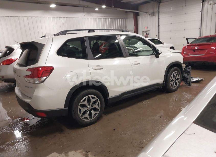 Photo 4 of 2019 Subaru Forester PREMIUM (VIN JF2SKAEC0KH547996)