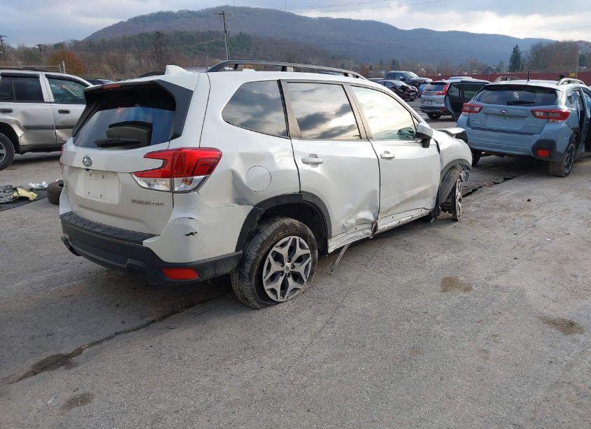 Photo 4 of 2022 Subaru Forester PREMIUM (VIN JF2SKAEC0NH483611)