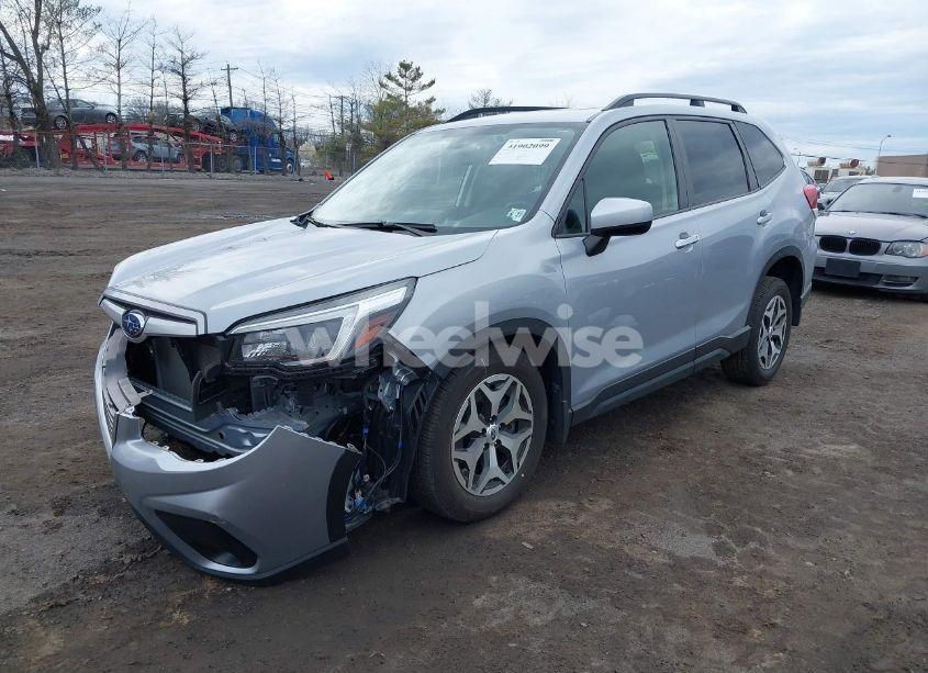 Photo 2 of 2021 Subaru Forester PREMIUM (VIN JF2SKAFC1MH547703)