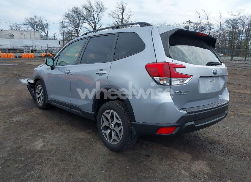 Photo 3 of 2021 Subaru Forester PREMIUM (VIN JF2SKAFC1MH547703)