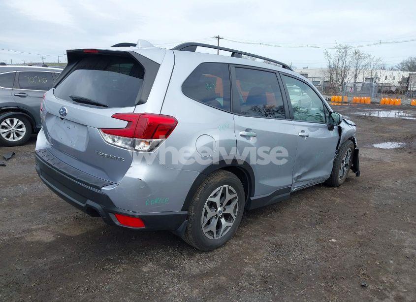 Photo 4 of 2021 Subaru Forester PREMIUM (VIN JF2SKAFC1MH547703)