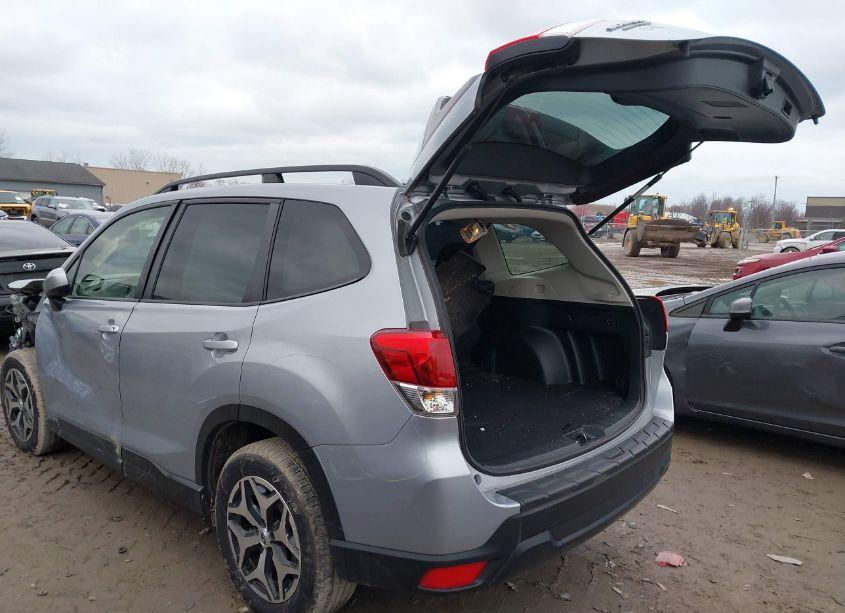 Photo 3 of 2021 Subaru Forester PREMIUM (VIN JF2SKAFC3MH533950)