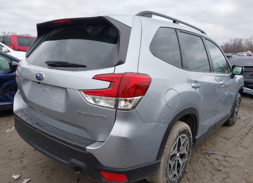 Photo 4 of 2021 Subaru Forester PREMIUM (VIN JF2SKAFC3MH533950)