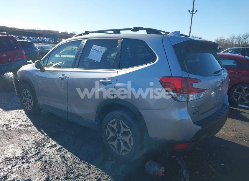 Photo 3 of 2019 Subaru Forester PREMIUM (VIN JF2SKAGC2KH452823)