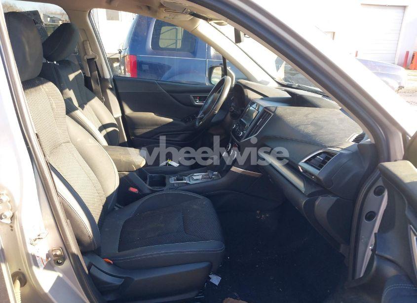 Photo 5 of 2019 Subaru Forester PREMIUM (VIN JF2SKAGC2KH452823)