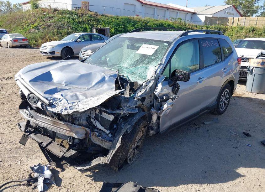 Photo 2 of 2020 Subaru Forester PREMIUM (VIN JF2SKAGC2LH426286)