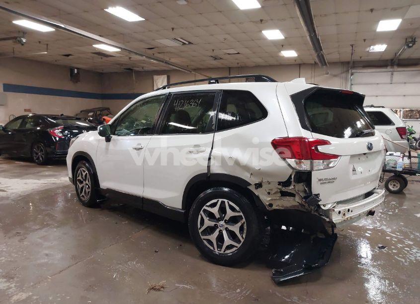Photo 3 of 2019 Subaru Forester PREMIUM (VIN JF2SKAGC3KH423315)