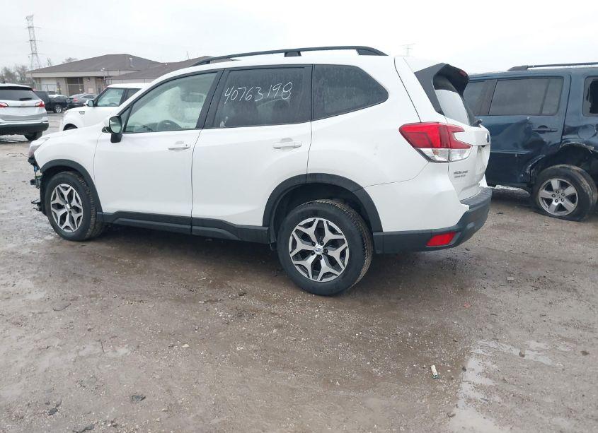 Photo 3 of 2019 Subaru Forester PREMIUM (VIN JF2SKAGC3KH430135)