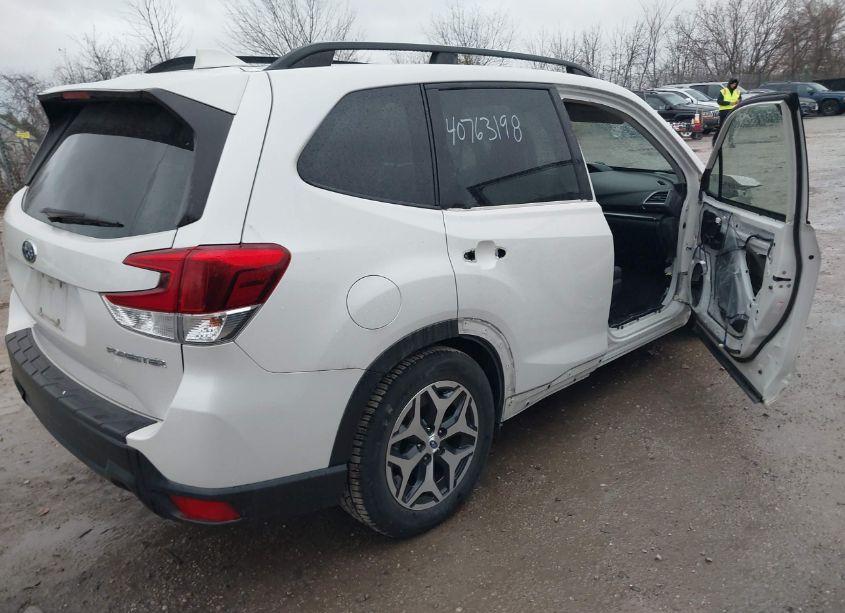 Photo 4 of 2019 Subaru Forester PREMIUM (VIN JF2SKAGC3KH430135)