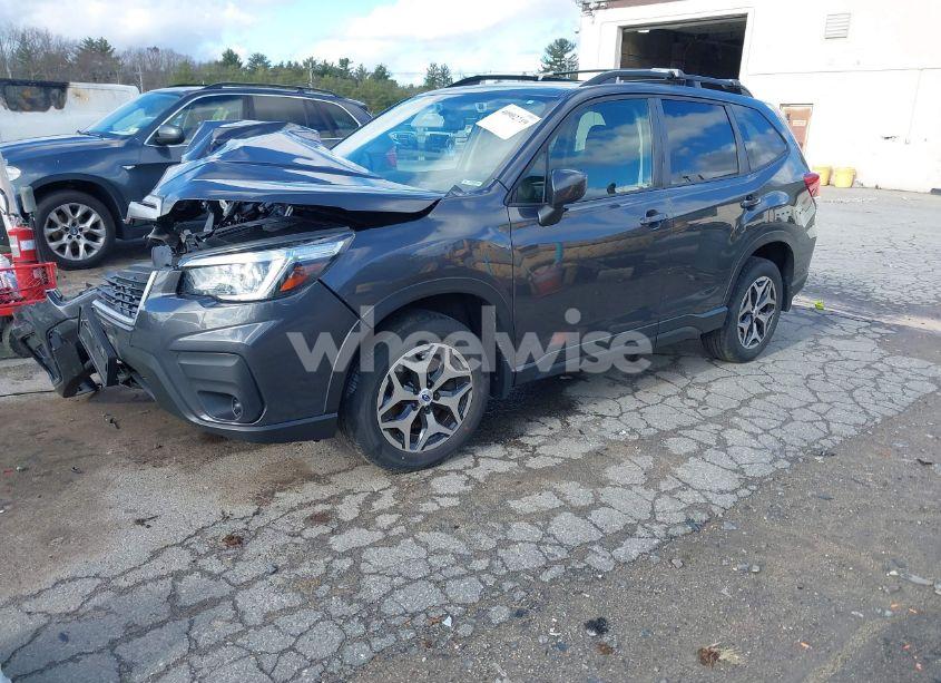 Photo 2 of 2020 Subaru Forester PREMIUM (VIN JF2SKAGC4LH525935)