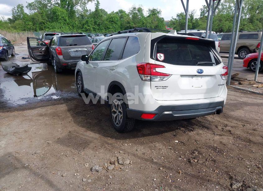 Photo 3 of 2019 Subaru Forester PREMIUM (VIN JF2SKAGC7KH469634)
