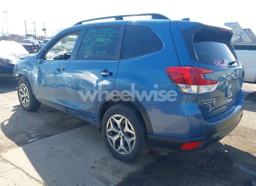 Photo 3 of 2020 Subaru Forester PREMIUM (VIN JF2SKAGC7LH559948)