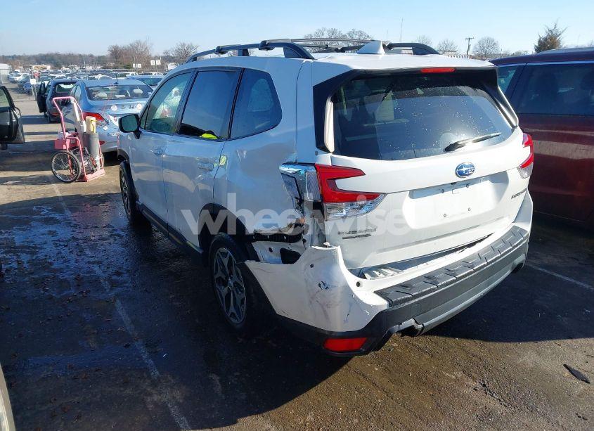 Photo 3 of 2020 Subaru Forester PREMIUM (VIN JF2SKAJC1LH591836)