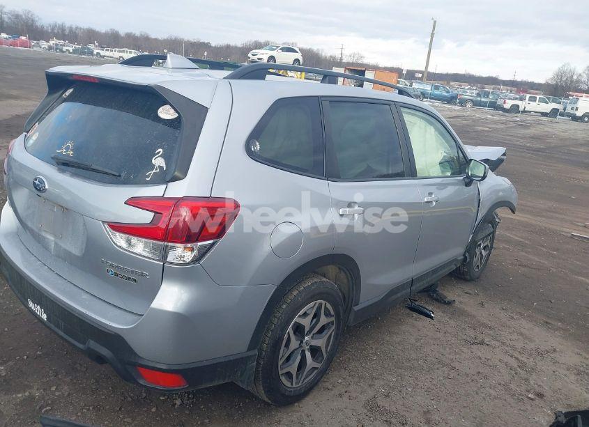 Photo 4 of 2021 Subaru Forester PREMIUM (VIN JF2SKAJCXMH527876)