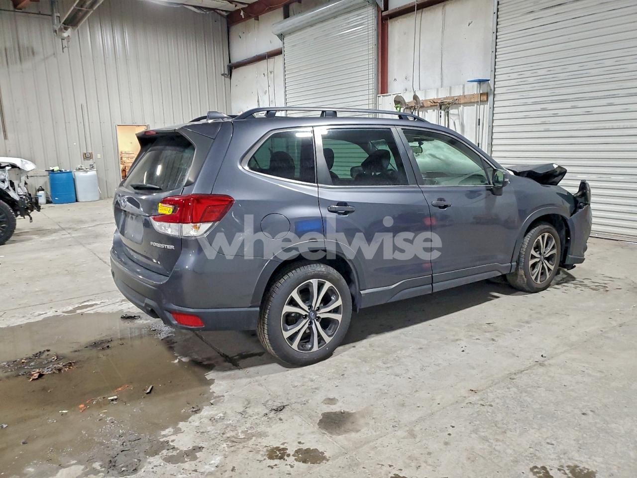 Photo 3 of 2022 SUBARU FORESTER LIMITED (VIN JF2SKAPC2NH472073)