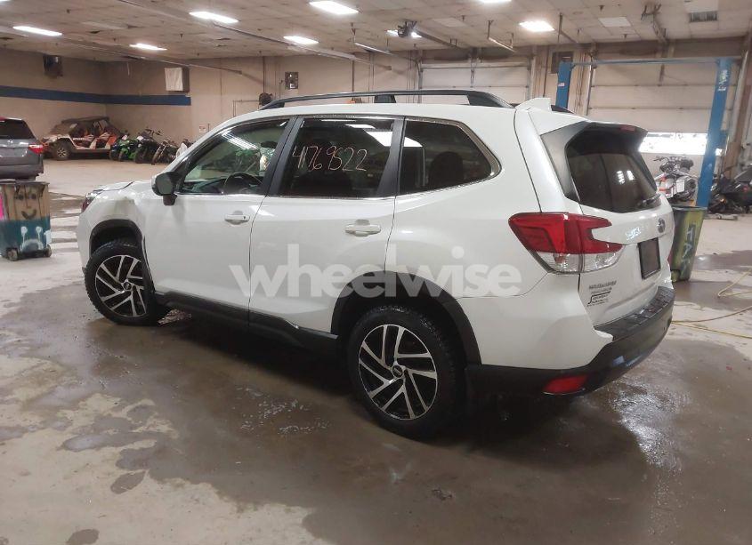 Photo 3 of 2019 Subaru Forester LIMITED (VIN JF2SKAUC3KH526772)