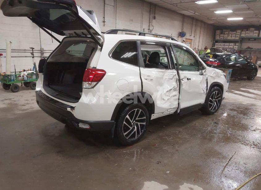 Photo 4 of 2019 Subaru Forester LIMITED (VIN JF2SKAUC3KH526772)