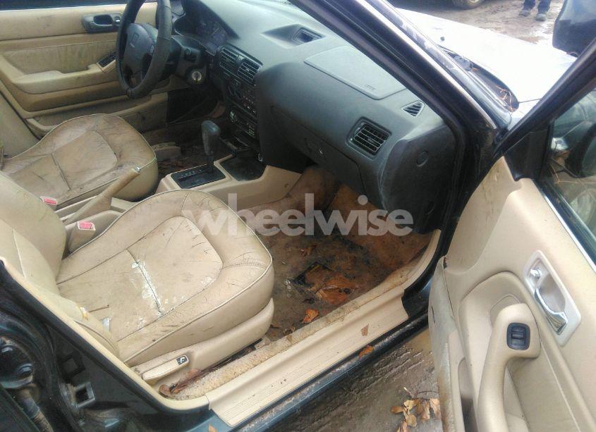 Photo 5 of 1993 Honda Accord SE (VIN JHMCB7686PC030883)