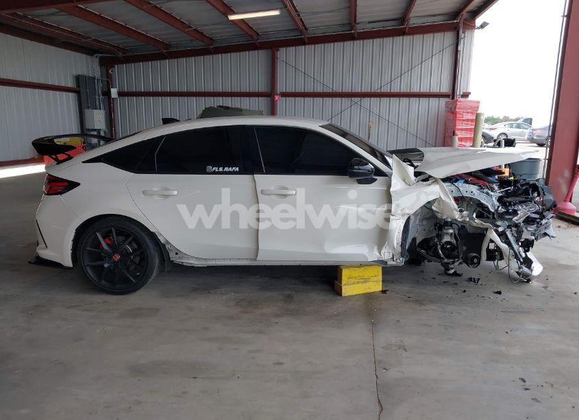 Photo 14 of 2024 Honda Civic TYPE R (VIN JHMFL5G47RX001771)